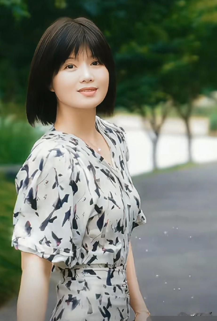 实力派女演员，以军旅谍战剧见长，曾倾尽21年青春与资源捧红丈夫傅程鹏。遭丈夫