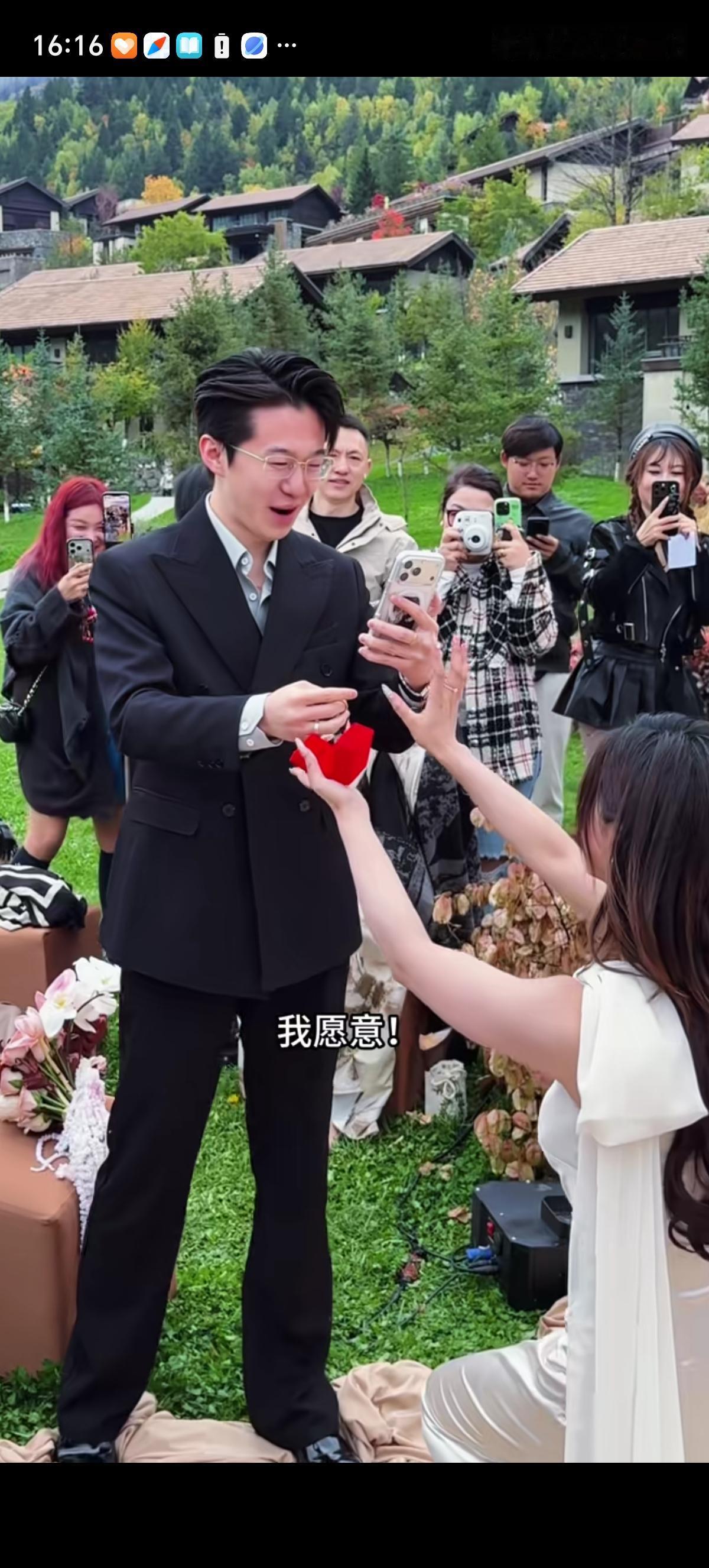 十分美丽的伴娘从好友新娘那里拿到手捧花后询问：“如果说我拿到这个手捧花，我可以送