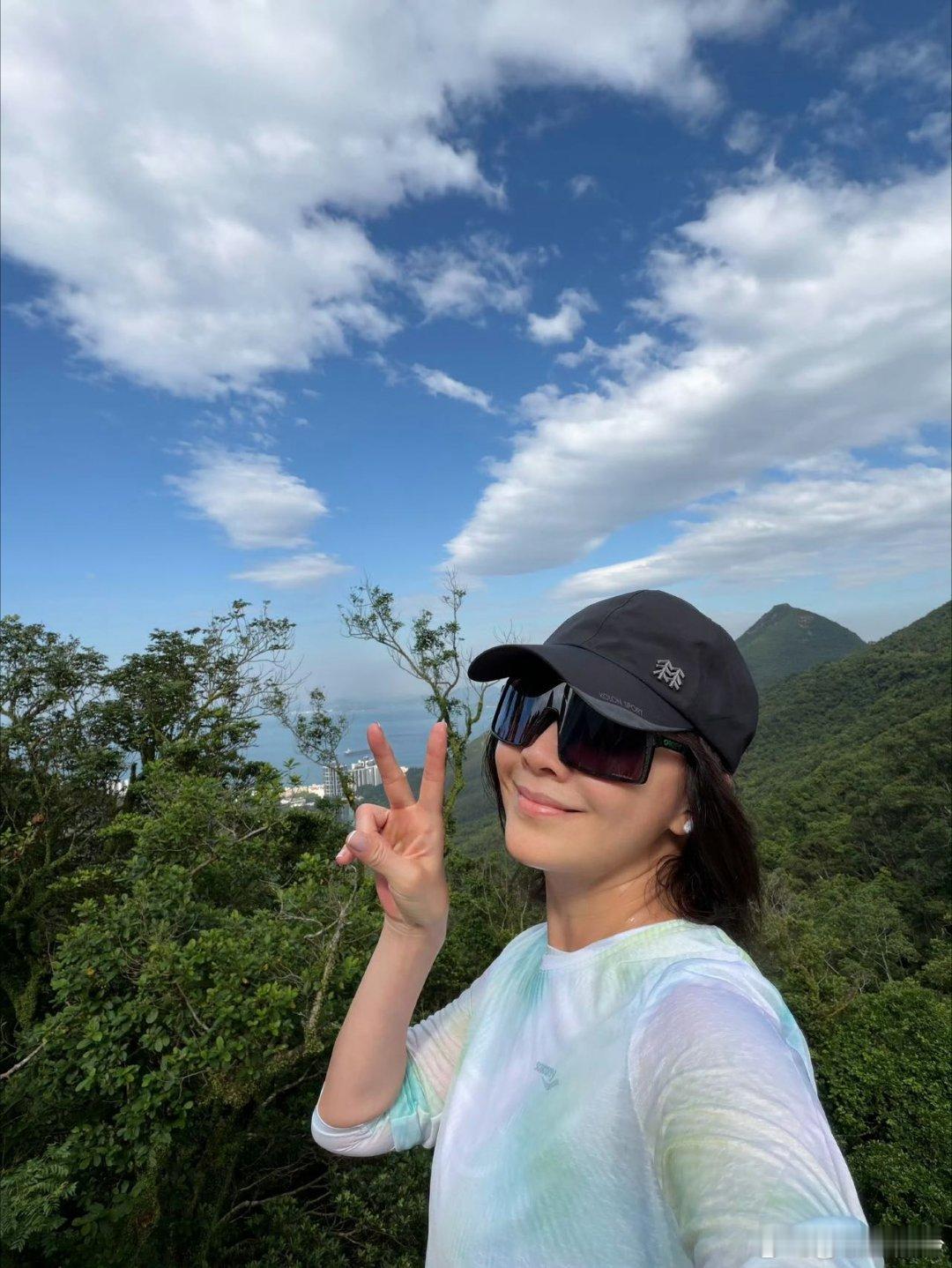 #刘嘉玲自曝是E人#刘嘉玲妥妥E人，走到哪里都需要人气氛围，梁朝伟作为I人享受闭门独处，反差性格成就