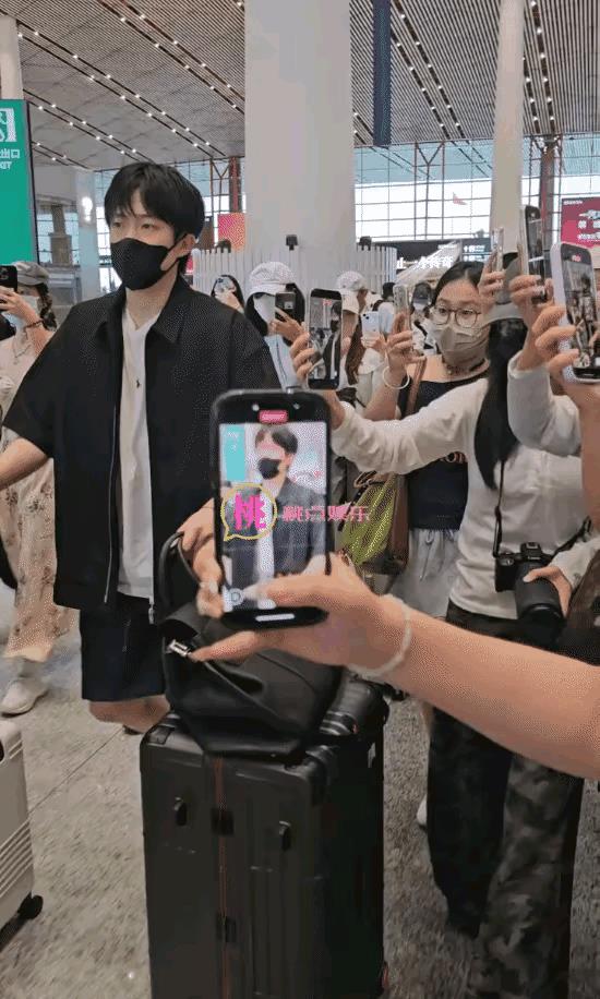王楚钦已经成为真正的乒坛霸主，痞帅的王楚钦走起路来都带着风，白色T恤外搭黑色
