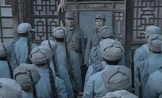 1944年，陕甘宁边区后勤部堆满了灰布军装，整整3万套，但这些衣服一件都发不出去