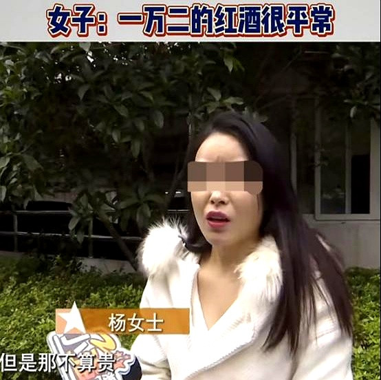 杨小姐的心情在结账的瞬间几乎坠入谷底，周围的声音仿佛都在远去，只有那张刷卡的清脆
