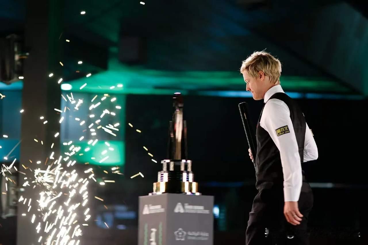 新赛季冠军成独苗，尼尔罗伯逊晋级斯诺克冠中冠四强。冠中冠结束了第四日的争夺，