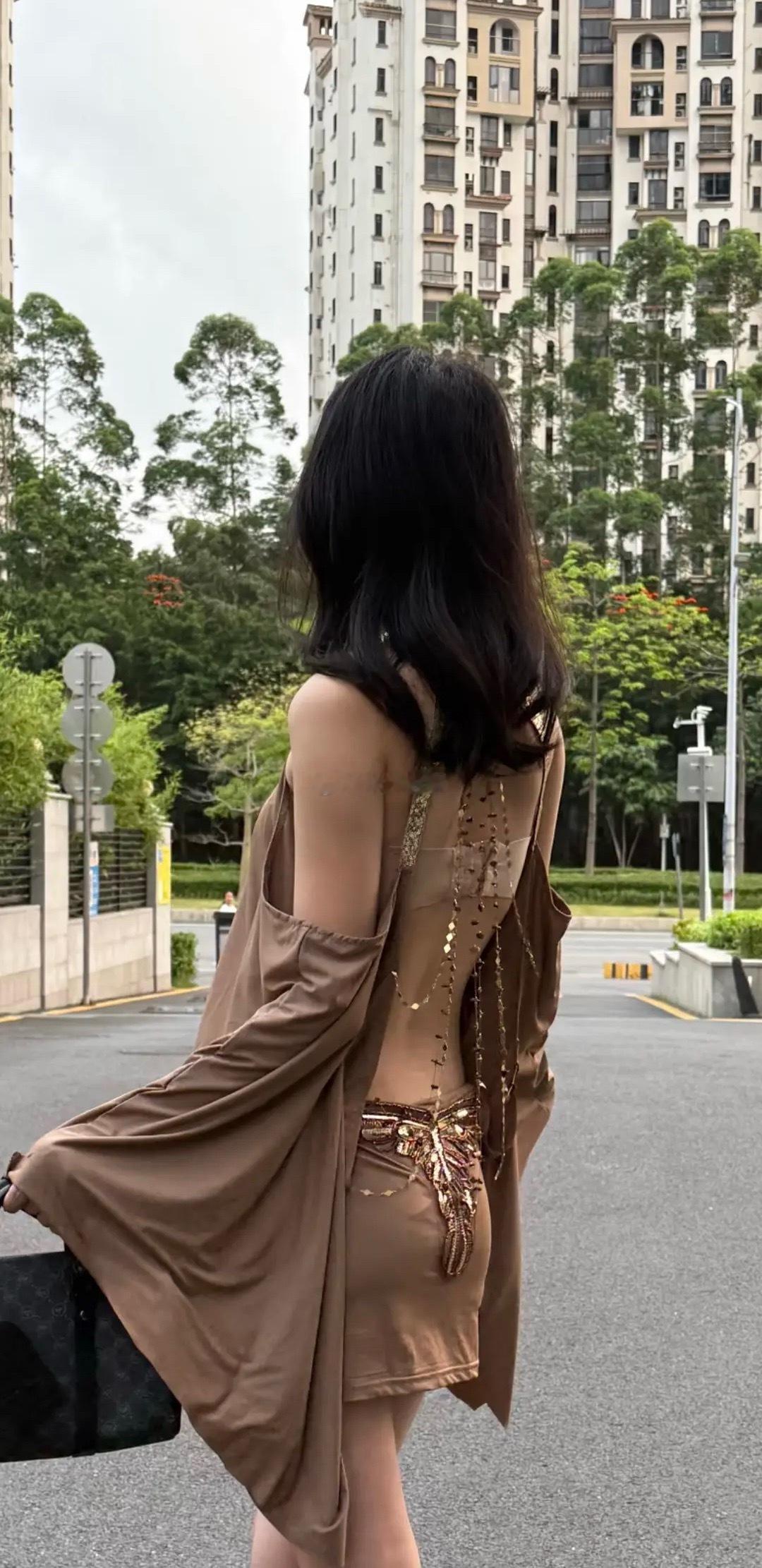 网红白昼小熊穿搭引起热议，这条裙子过分吗？和明星比较，网红穿不能被接受，是不良引