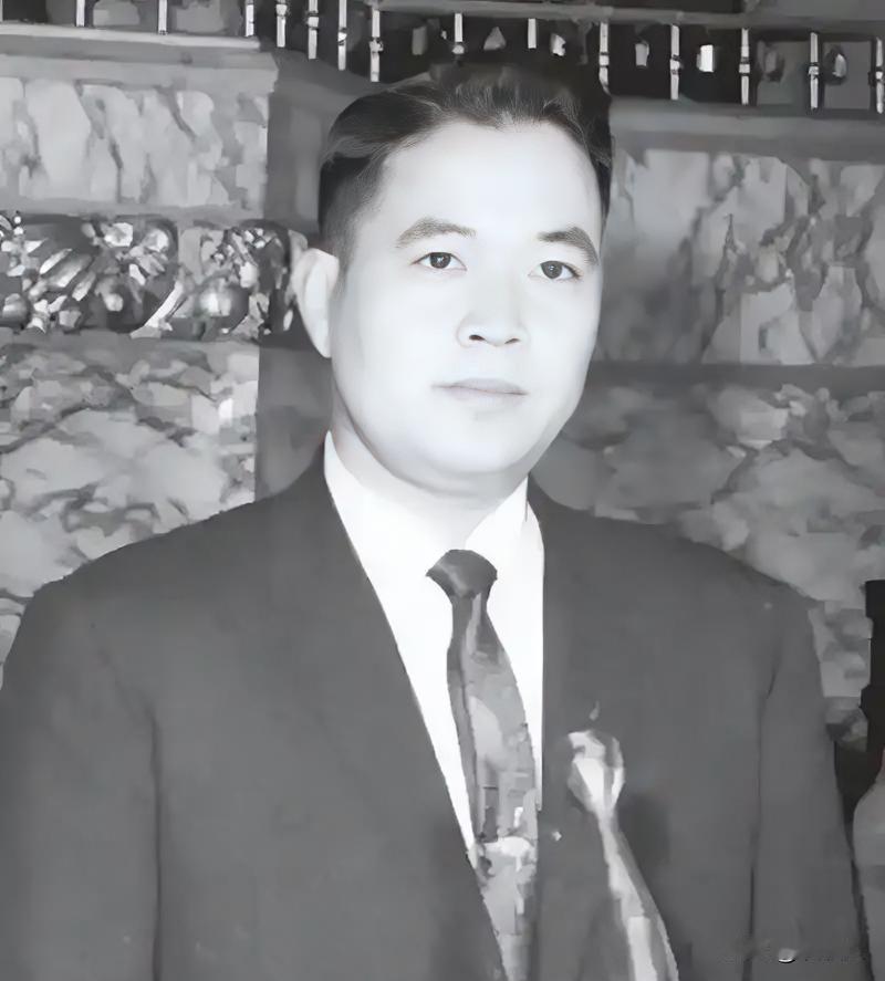 1965年11月11日，原解放军空军飞行员李显斌，驾驶伊尔-28轰炸机从杭州笕桥