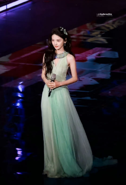 章若楠身着GeorgesHobeika2024春夏高定薄荷绿纱裙，背部采用大