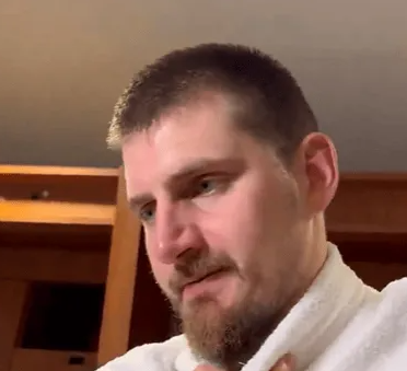 明日NBA常规赛，掘金对阵火箭。掘金中锋尼古拉-约基奇在昨天赛后谈到鹈鹕新秀中