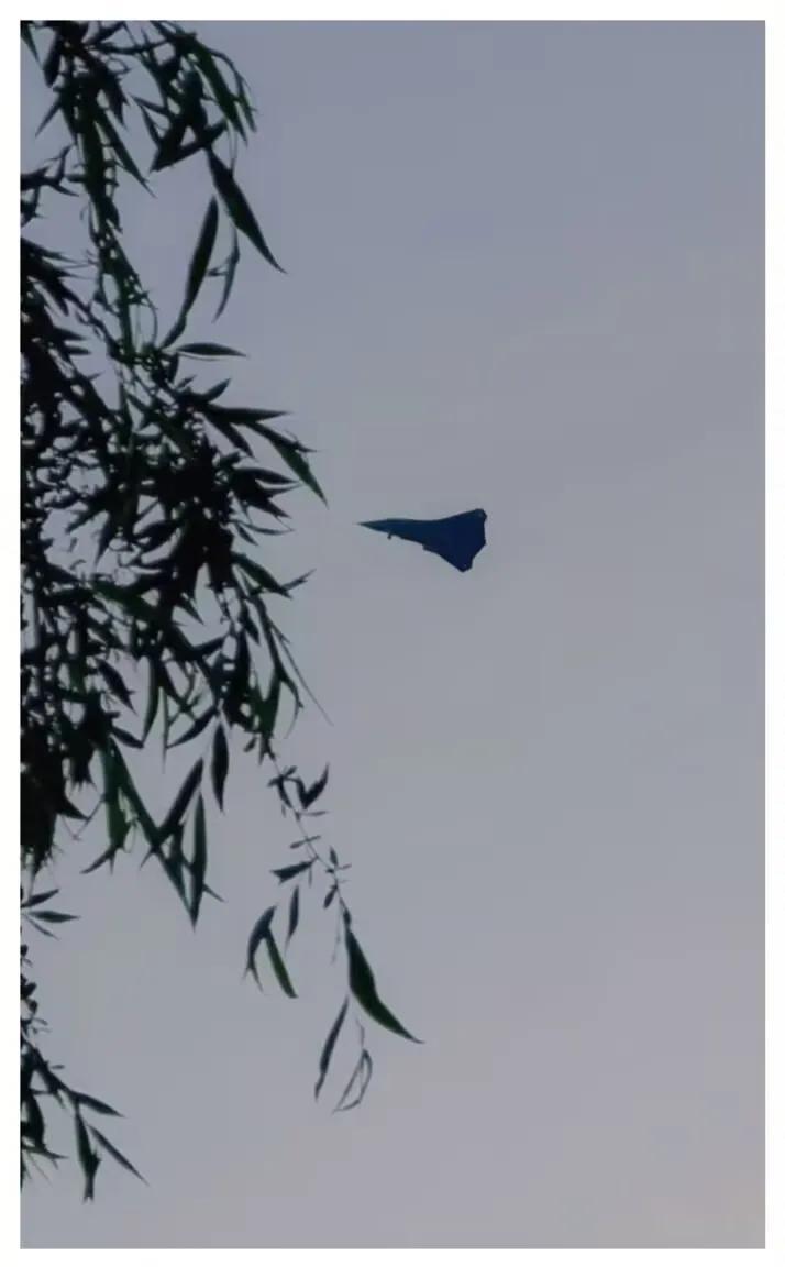 又有一种新无人机在试飞，很可能是六代机的部分技术下放到无人机上。虽然从体积