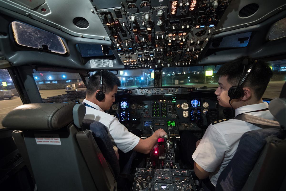 真正让全球航空业警觉的，其实不是一名普通乘客会不会开飞机，而是另一件更麻烦的事：