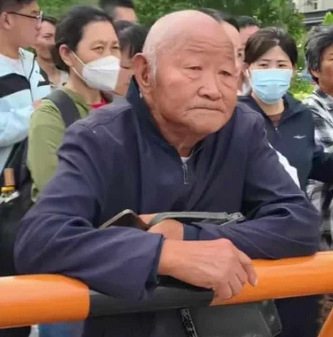 心酸，山东菏泽，77岁爷爷陪孙子高考，考完后，少年走出考场，一把搂住白发爷爷！谁