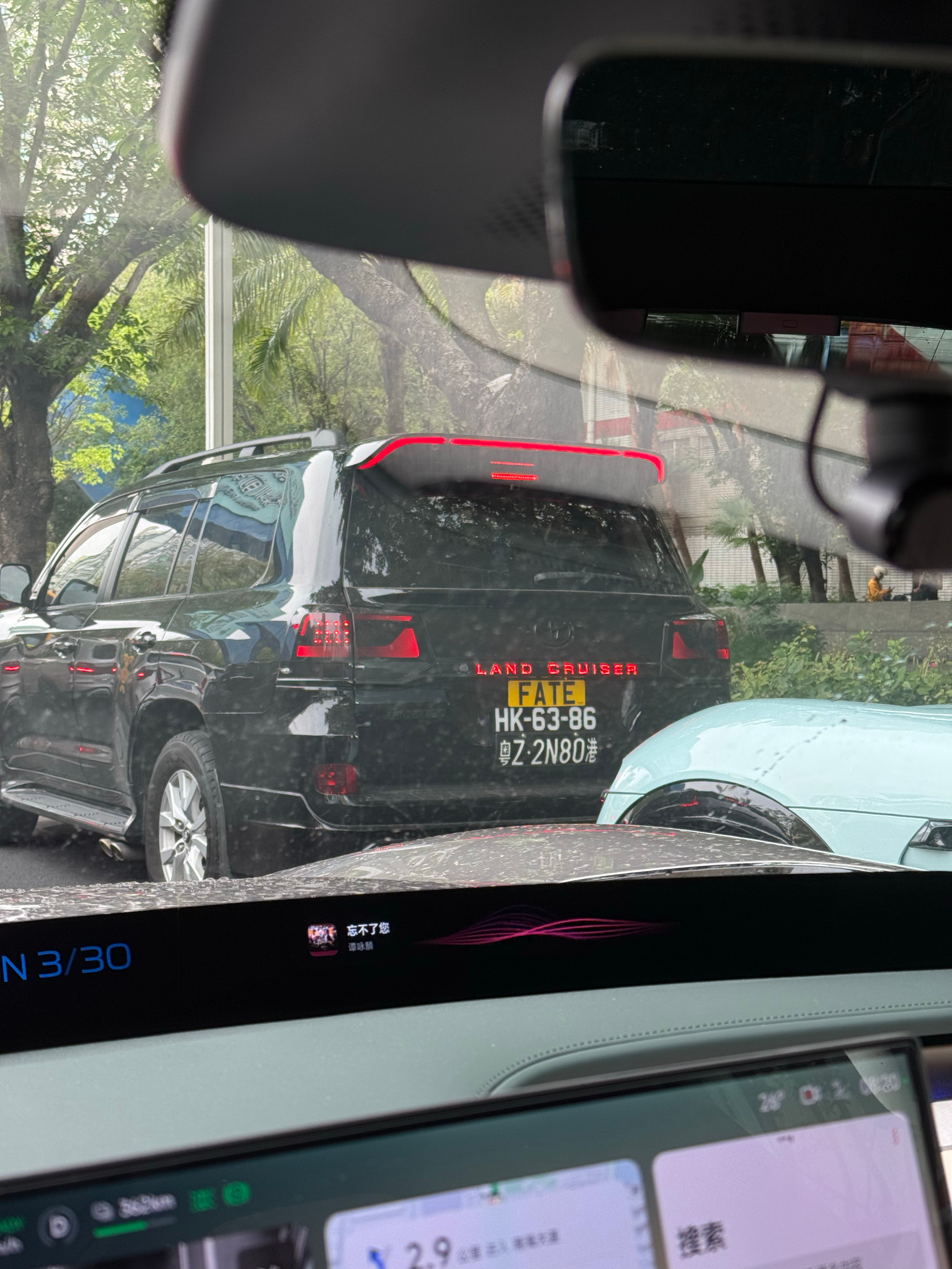 这个定制港牌+三地牌，车主应该很有实力了！深圳