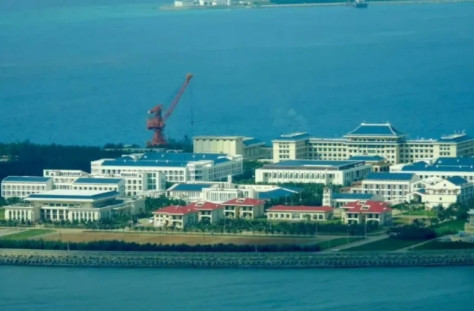 除菲律宾以外，包括越南在内的其他南海周边国家其实都明白一个道理：中国在南海的岛礁