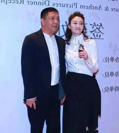 仔细捋了一下李小冉的时间线，发现这个女人不简单，老公公司2021年爆雷，她