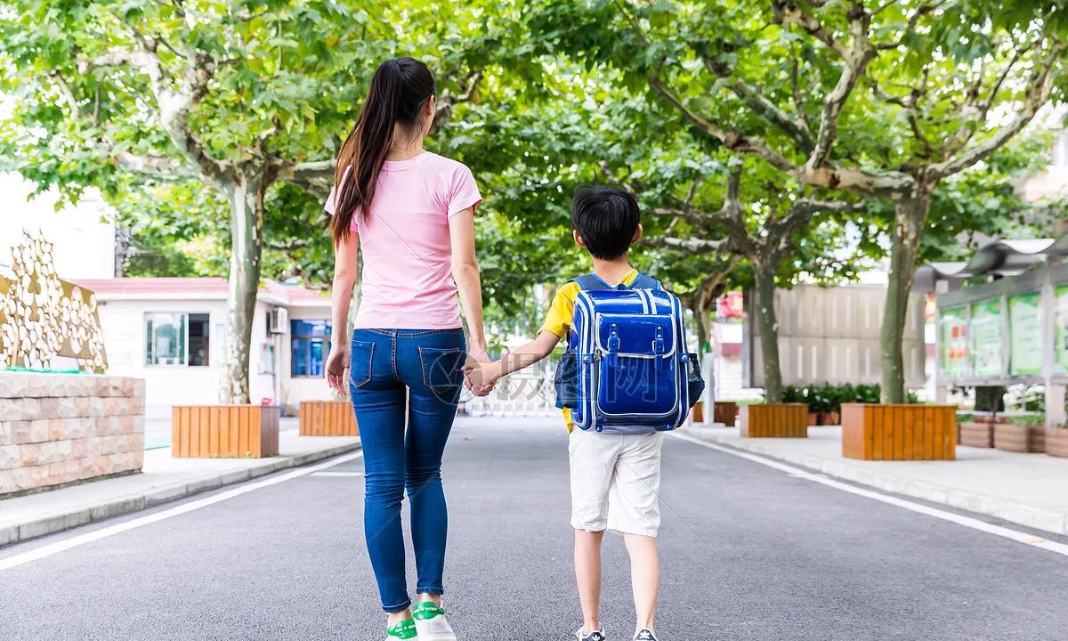 2000年，在学博士生6.73万人，2025年，这个数字超过60万，现在高学历的