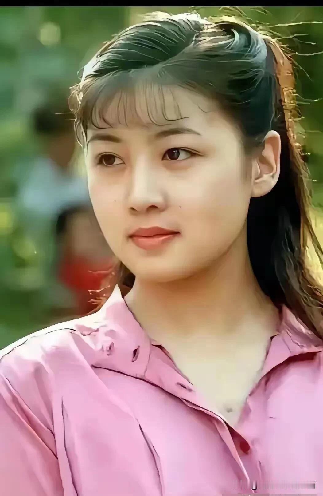 她好漂亮啊，跟马兰一样美，不管脸型还是身材，韩再芬是典型的几十年难得一出的大美女