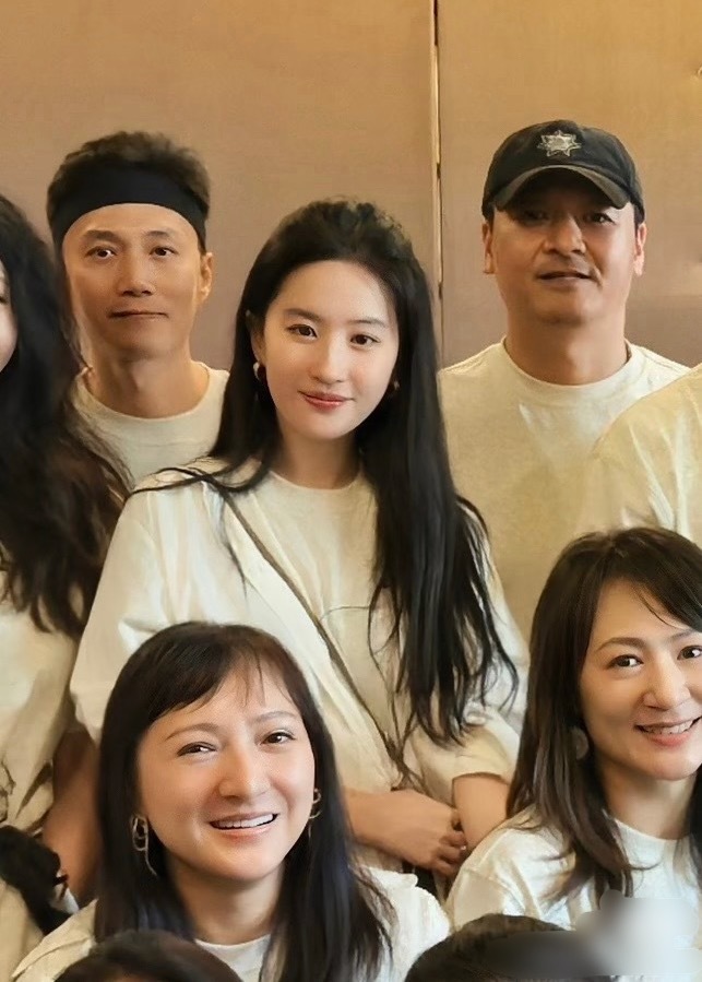 菲妈也是冻龄，刘亦菲家基因是真强大…菲妈图一这会快50了，图二这会也快70了…看