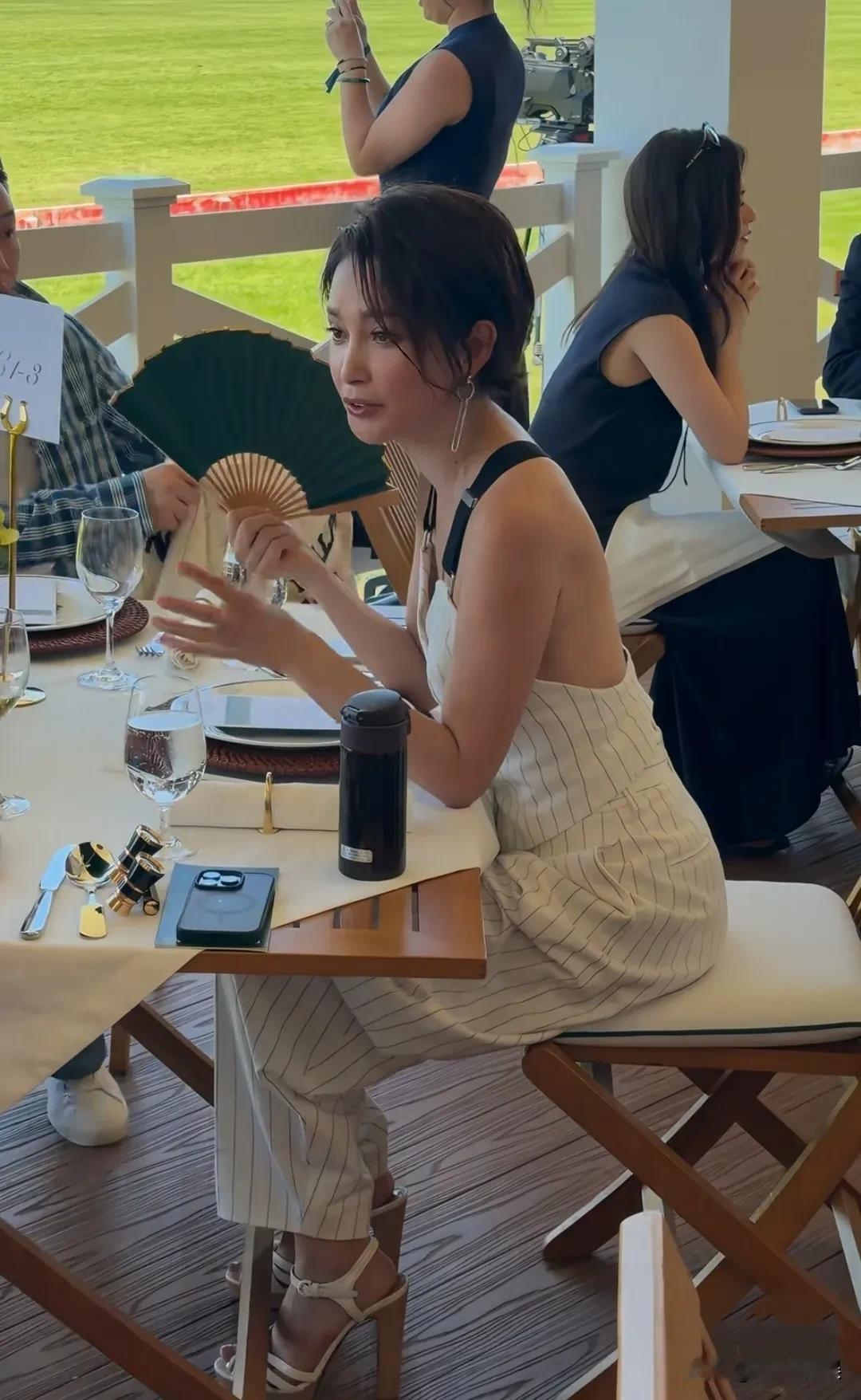 以前总说明星和普通人还真是有壁垒的，看到这俩人的生图状态，我是相信了！在拉夫劳