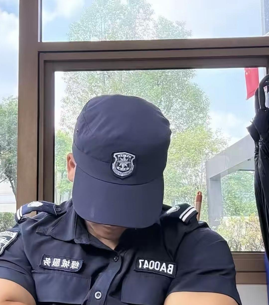 我们这里来了一个新保安员，五十多岁了，刚从老家出来，由于文化水平有限，对一些科技