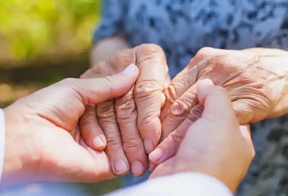 人老了才明白最好的退路，其实就这两条： 第一，只要腿脚还能动，就别轻易搬进子