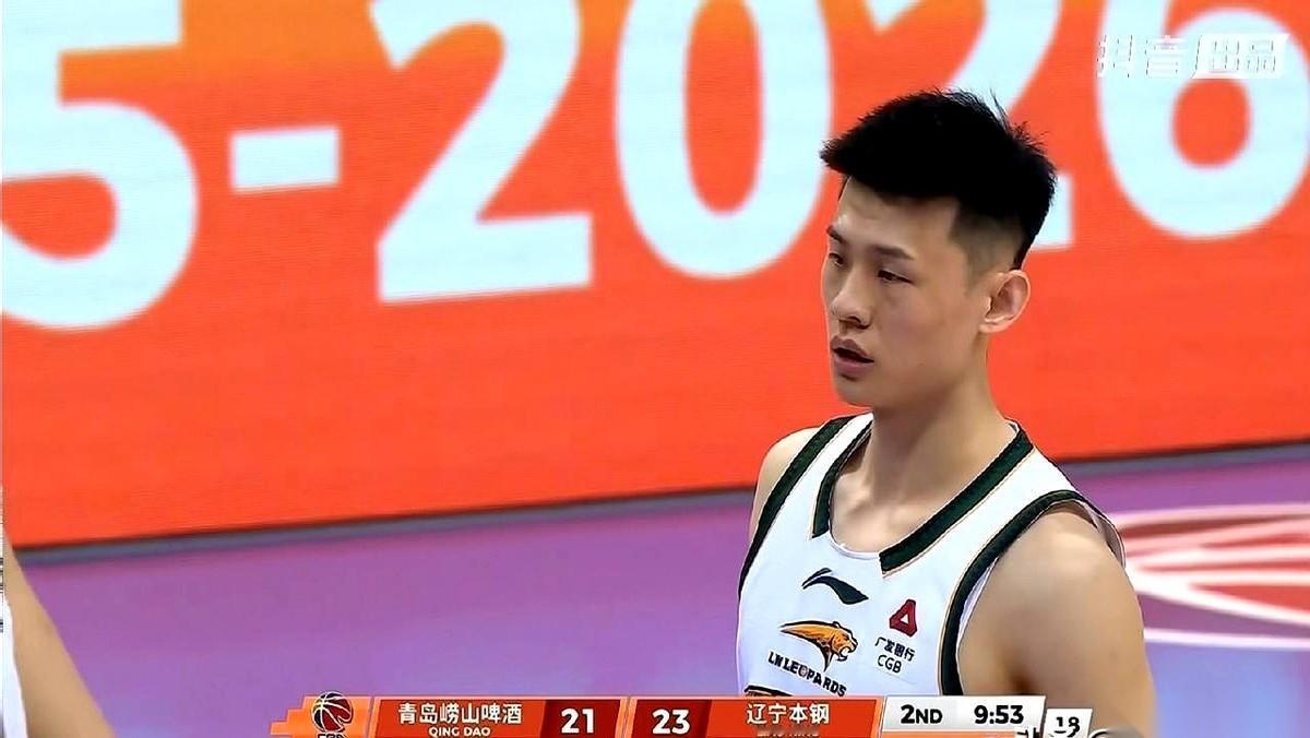 王岚嵚这7分钟，打得真不像个替补。上来就接球，防守人一步贴到脸上，呼吸都快喷过