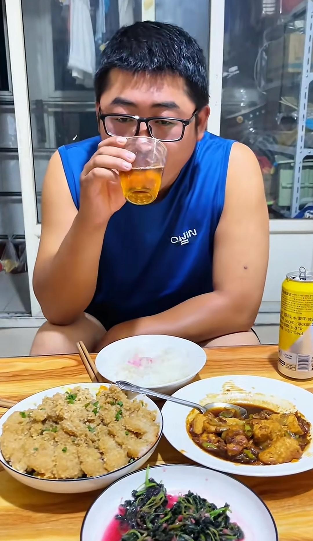 她炒菜的时候，他还在加班。外卖三十块一单，家政五十块一小时，可没人给做饭的她