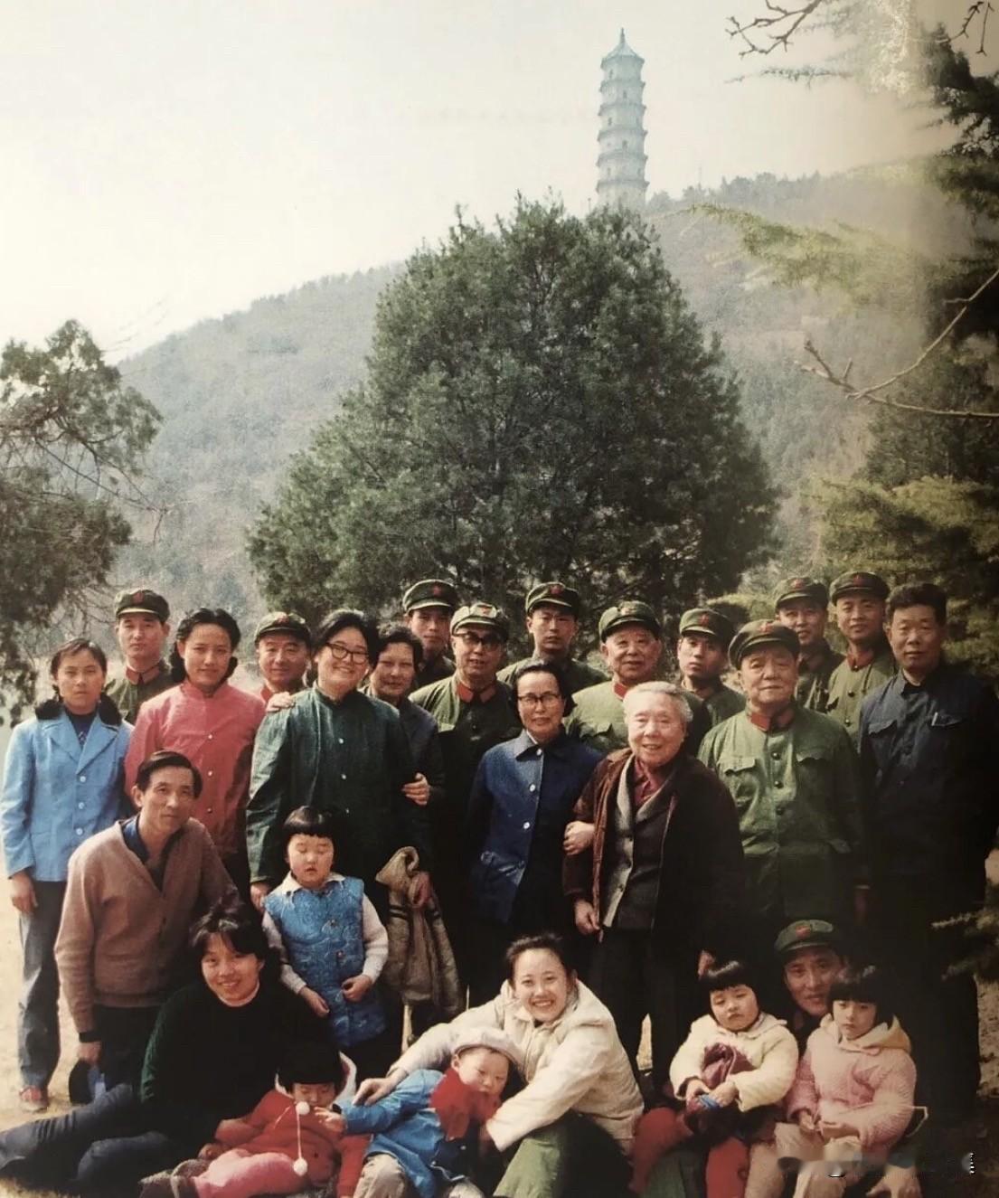 1983年，军委杨尚昆副主席与弟杨白冰、廖汉生三家人在北京玉泉山合影。廖汉生是杨