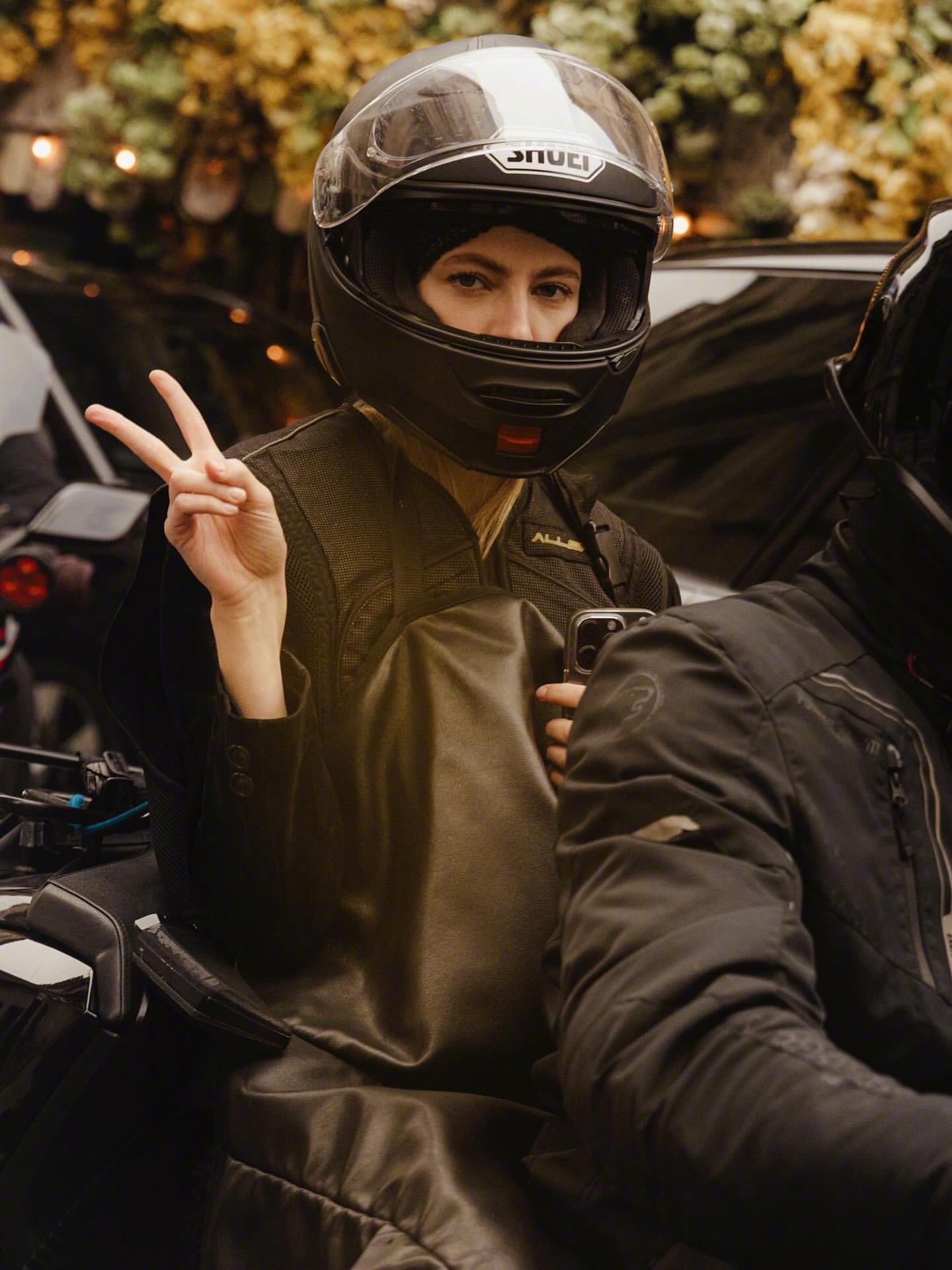 时装周———坐摩托车🏍️赶场的模特们!🍃🌸