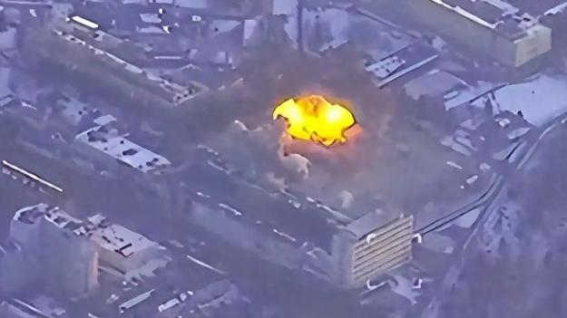 大反转动作来了？随着几枚炸毁厂房的残片落地，全世界都看傻了：本来越射向乌线的战火