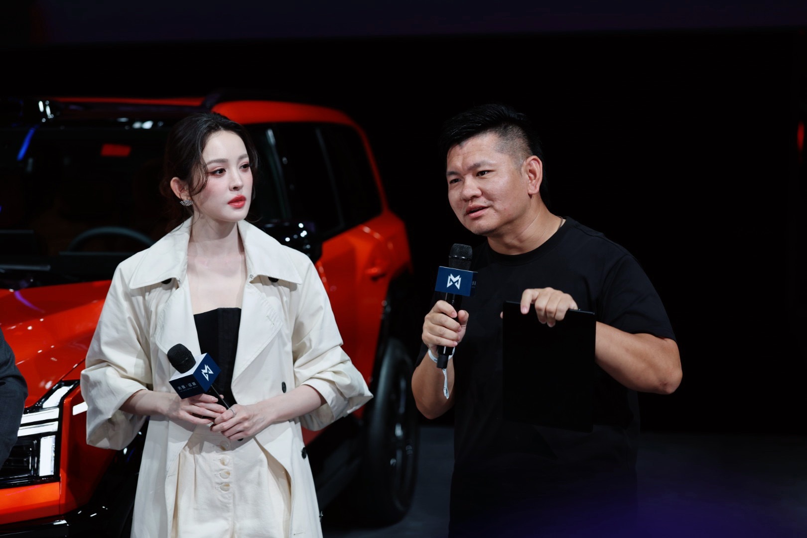 2026成都车展我这远远一看，这不是古力娜扎吗？再一看，这不是我韩哥吗？古力娜扎
