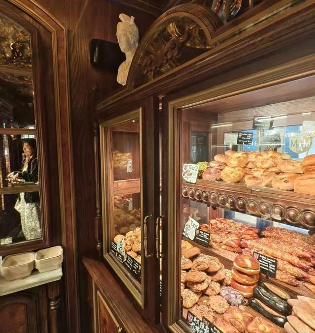 35块一个的面包，咱普通人用不用凑这热闹？这两天刷到个挺火的面包，一个卖3