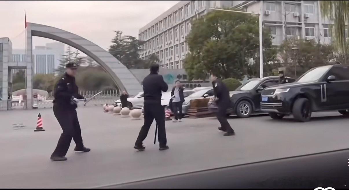 这真是路虎最好的宣传，正道的光这一块，还得是咱路虎车主！今天，无意中刷到了一个路