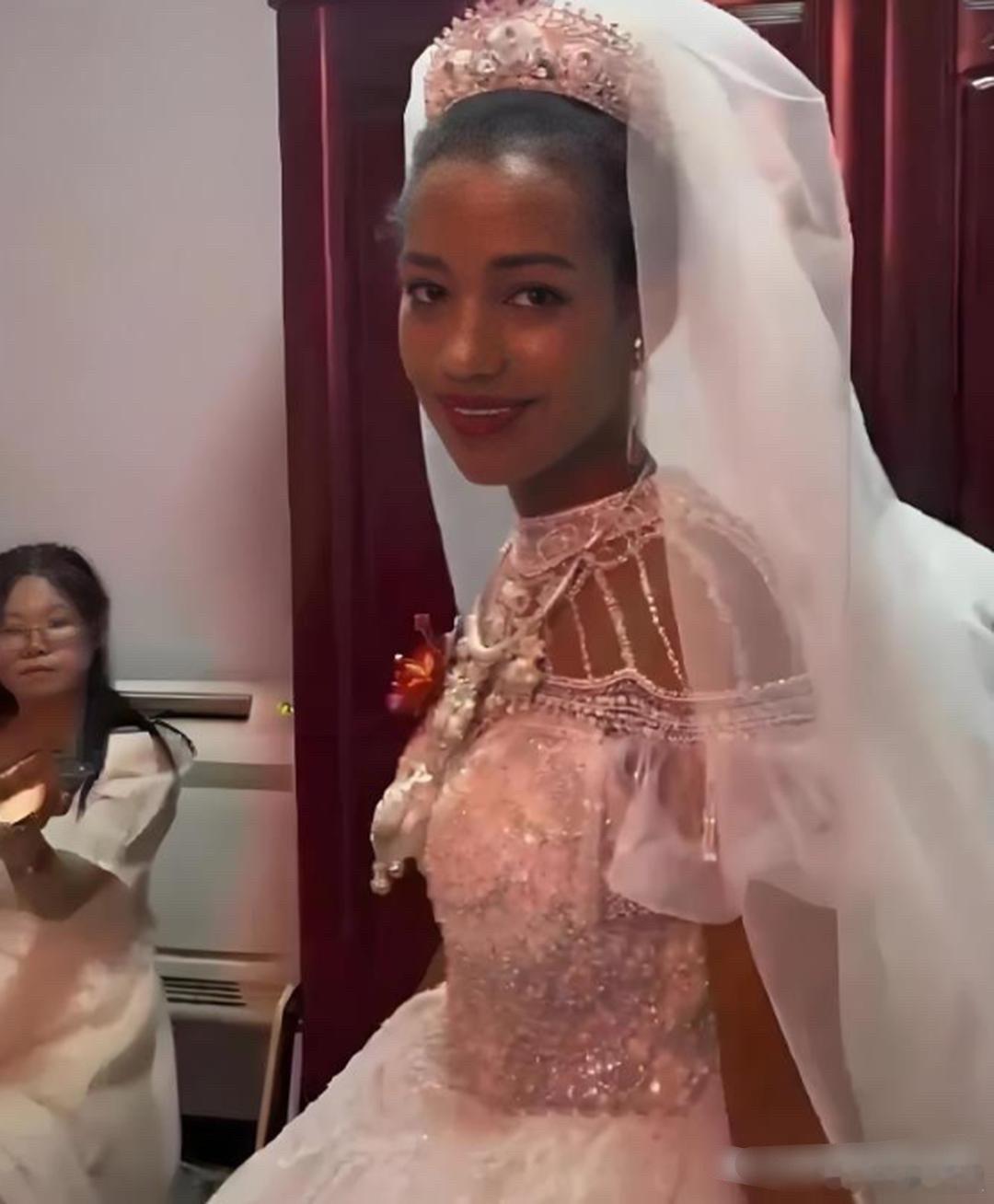中国小伙迎娶了一位非洲妻子，高颜值，妥妥的非洲貂蝉。