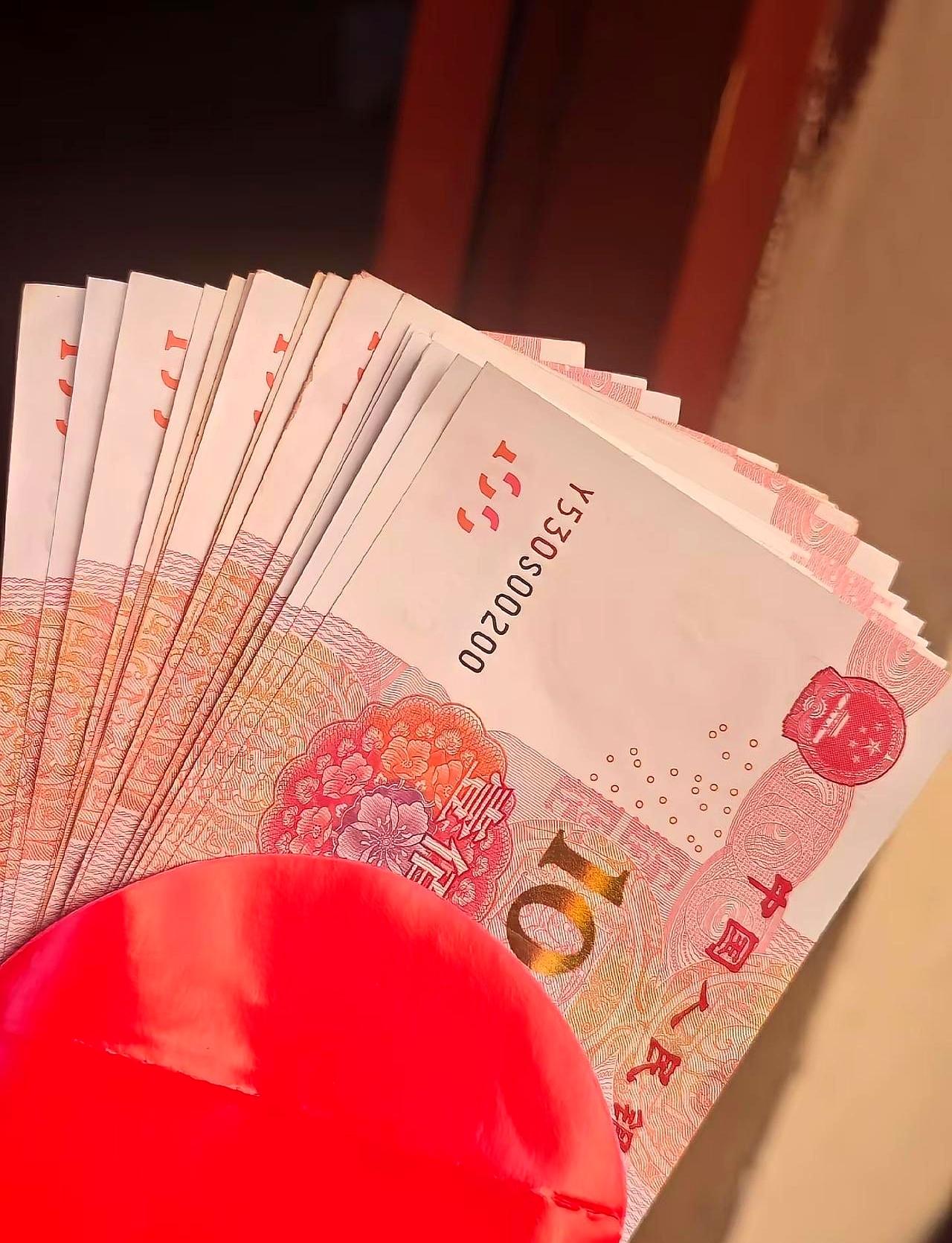 表妹结婚那天，我随了1800，礼簿上却只写了500。差这1300，我当场就问了