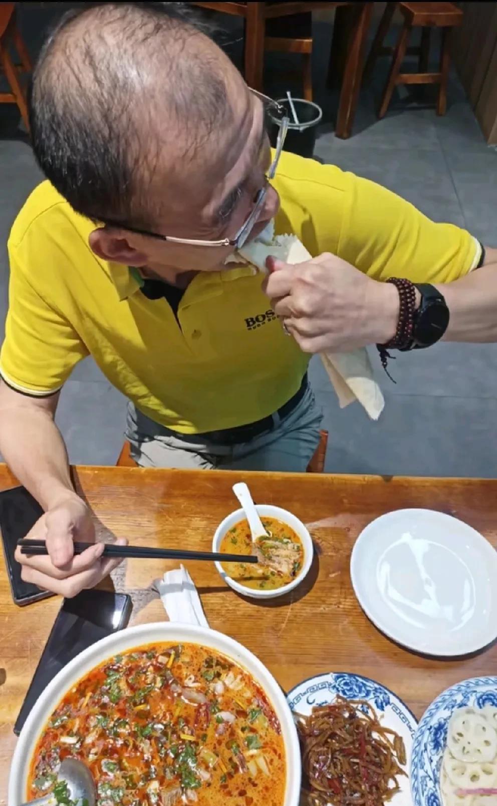 谢浩男爸爸，你的牙还好吗？[捂脸哭]谢爸吃这煎饼，差点意思啊，再卷上根大葱就更像