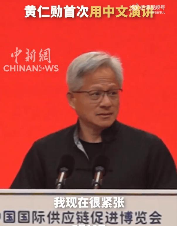 老黄真是个商人啊，来中国知道入乡随俗。该穿西装穿西装，该穿唐装穿唐装，今天还首次