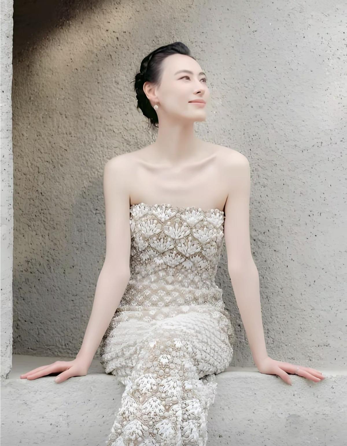 梁洛施确实是个大美人，但美中不足的是她的发际线太高了，这种情况会随着年龄的增长越