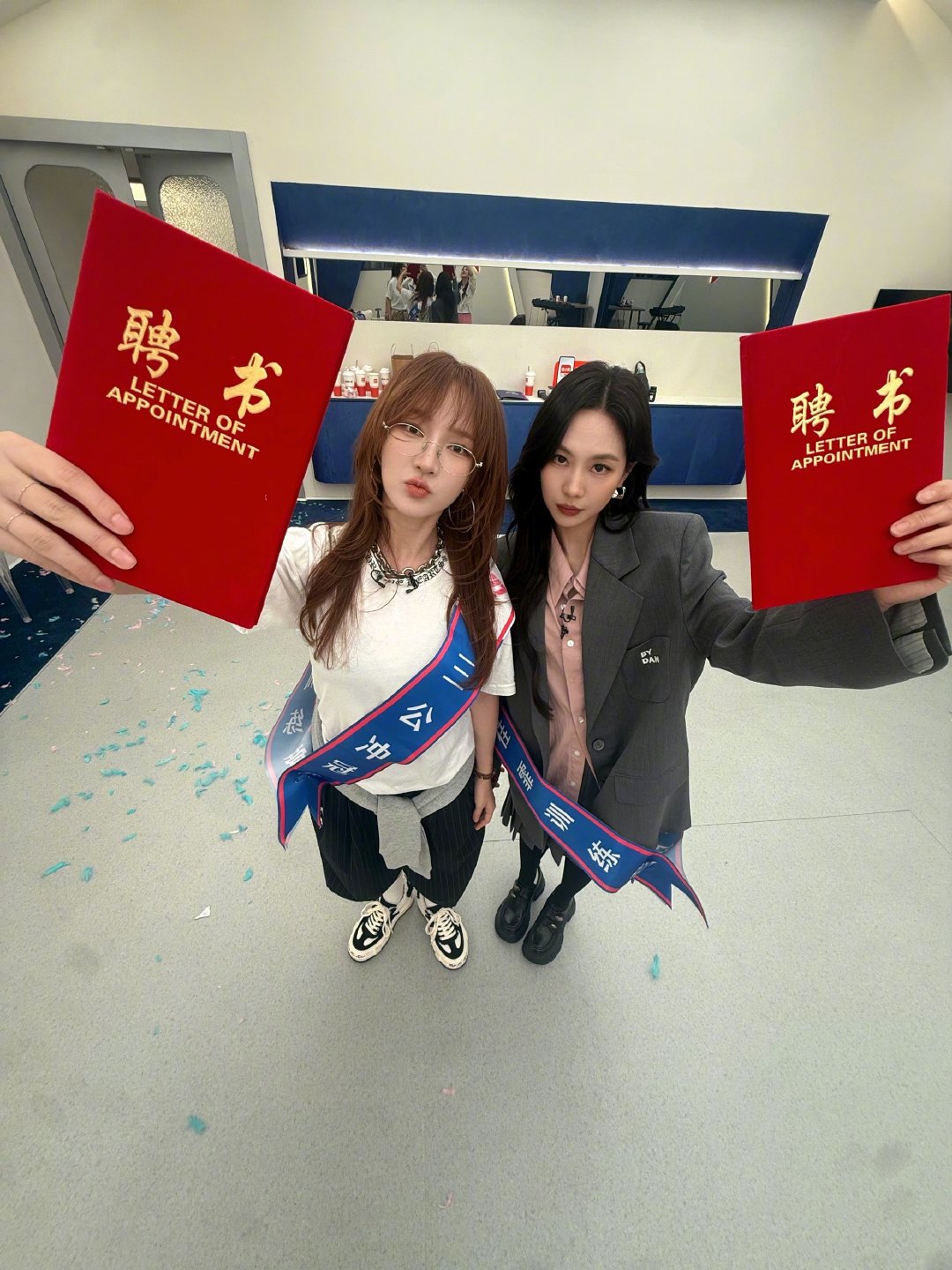 王霏霏发了好多浪姐合照本来只是随意翻看动态里的合照，思绪一下子就被拉回到那个灯光