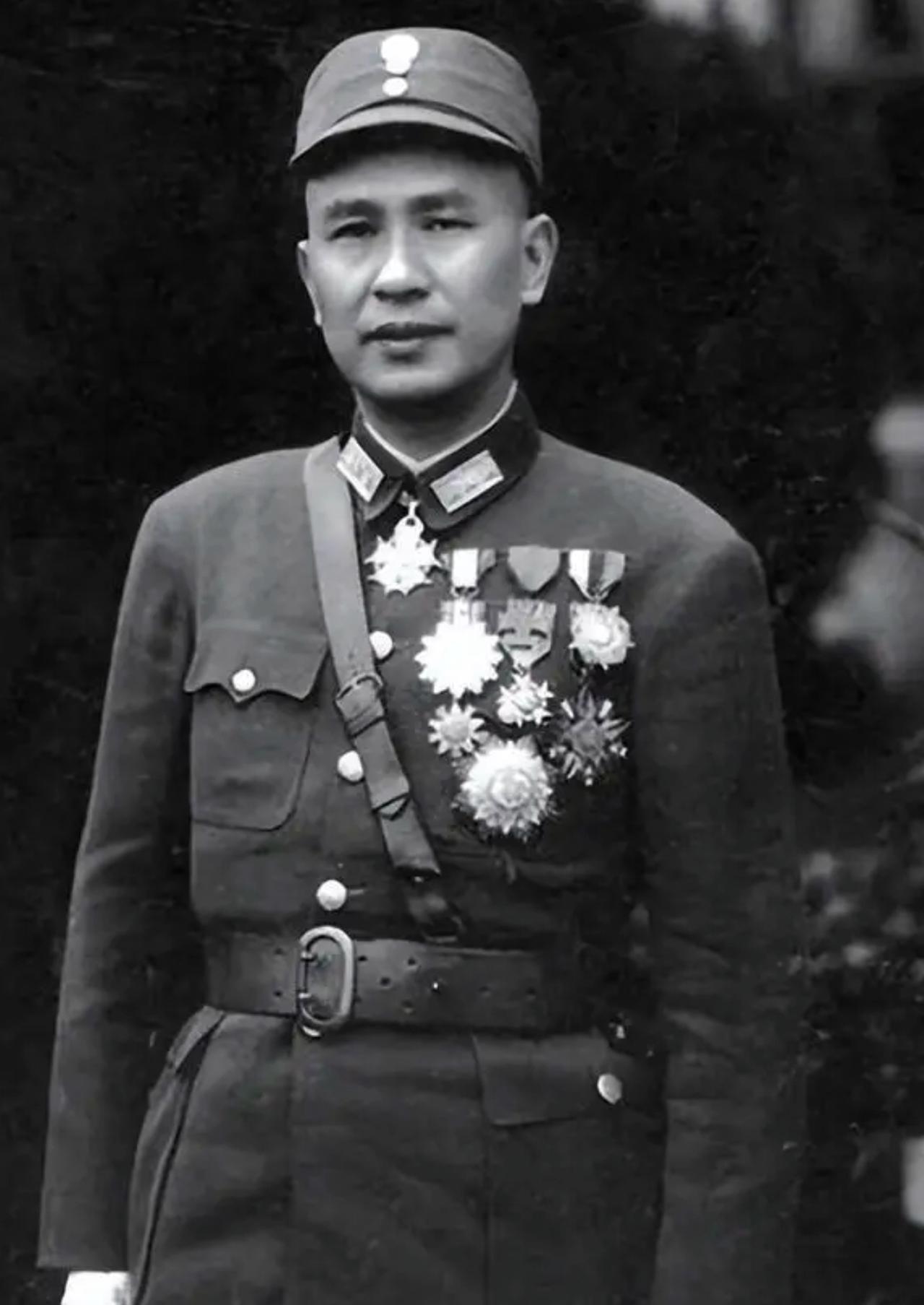 1937年，李克农骑着马，走在去五台山的山路上。一个衣衫褴褛的老农迎面走来，
