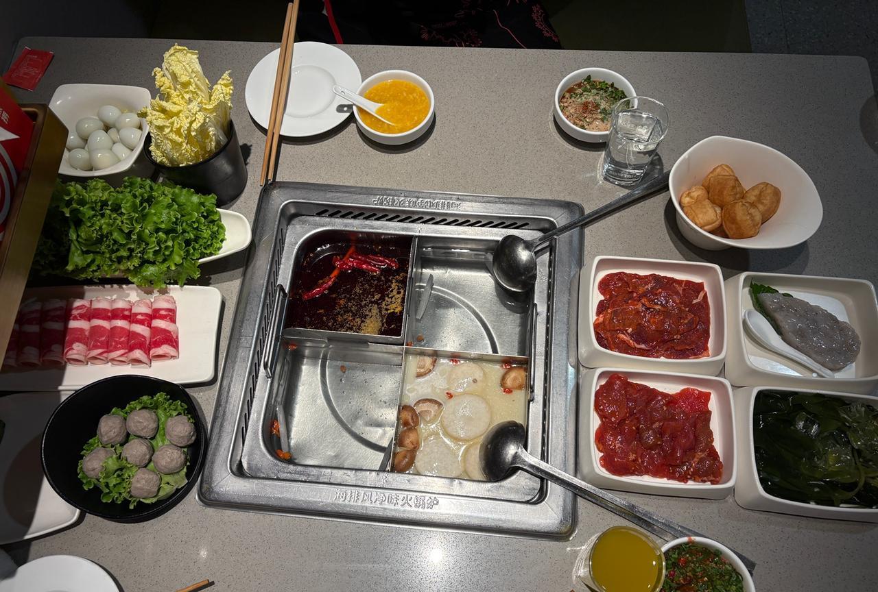 怎么在海底捞吃得又饱又便宜？海底捞的服务出名，首先在门口有很多零食，虽然还行，