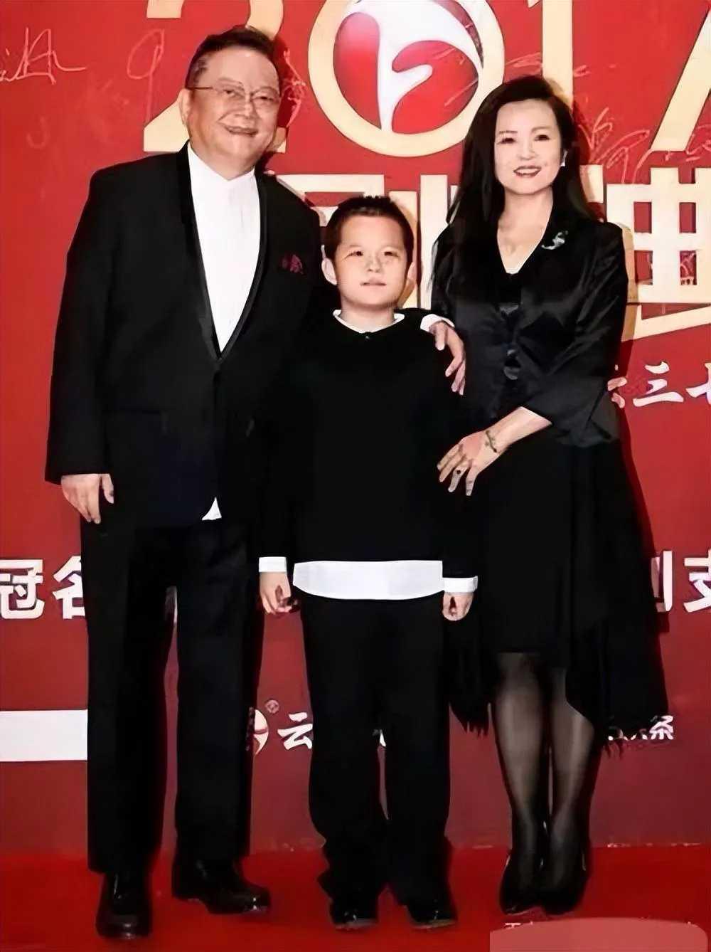结婚20年，77岁的王刚已满脸老年斑，比他小20岁的娇妻仍如花似玉