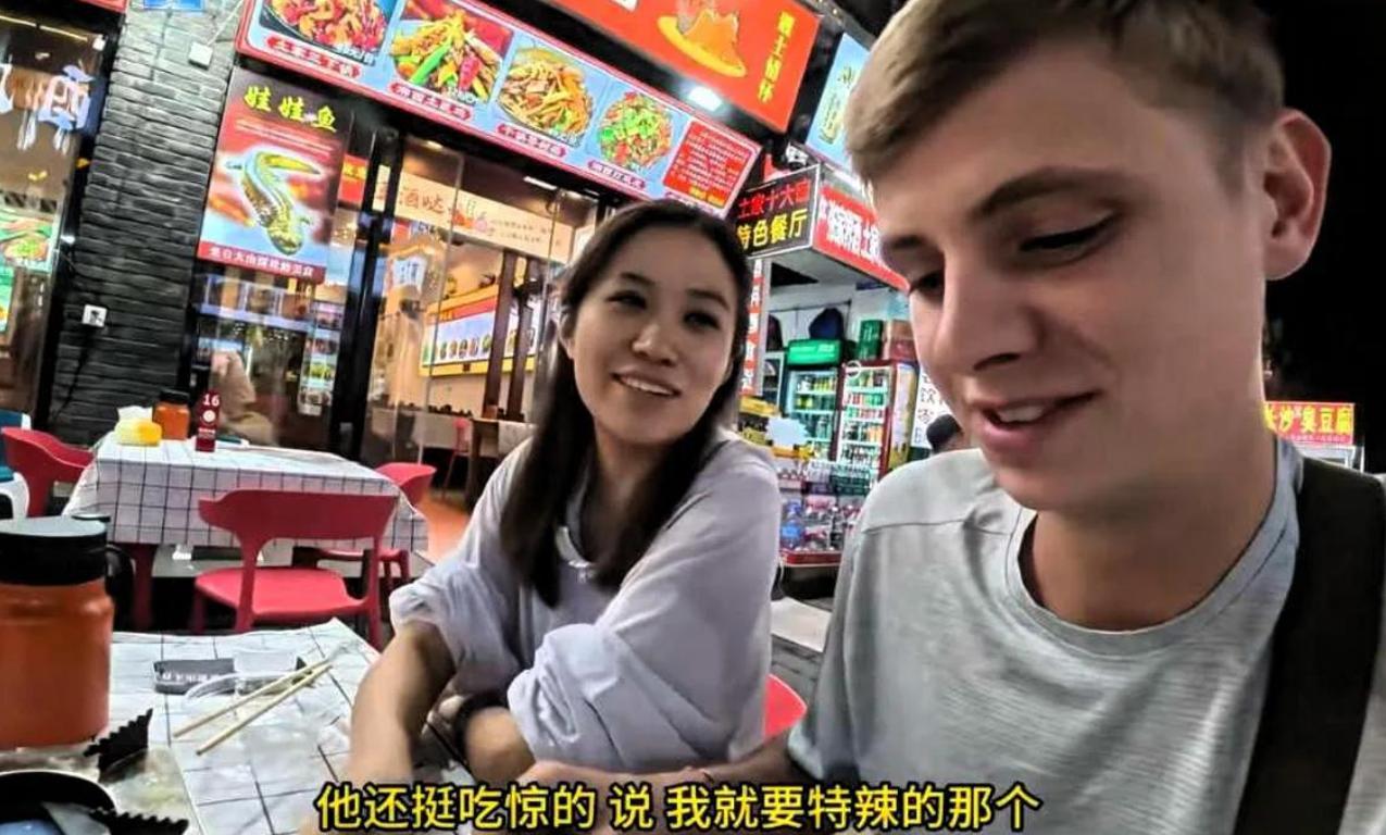 西安麻辣烫女主开直播硬刚：黑红也算红，我自愿我骄傲，不是剧本 西安，一个卖麻