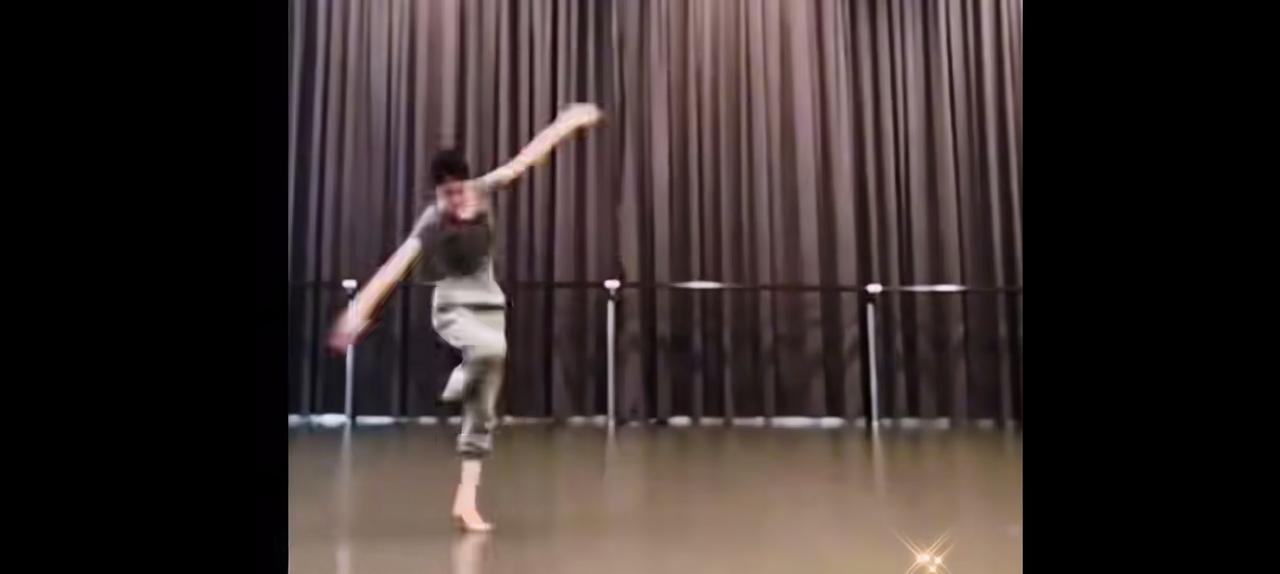 随着许家印的认罪。恒大歌舞团的那些事儿又被大伙给刨出来了。您看这长得水灵灵的团长