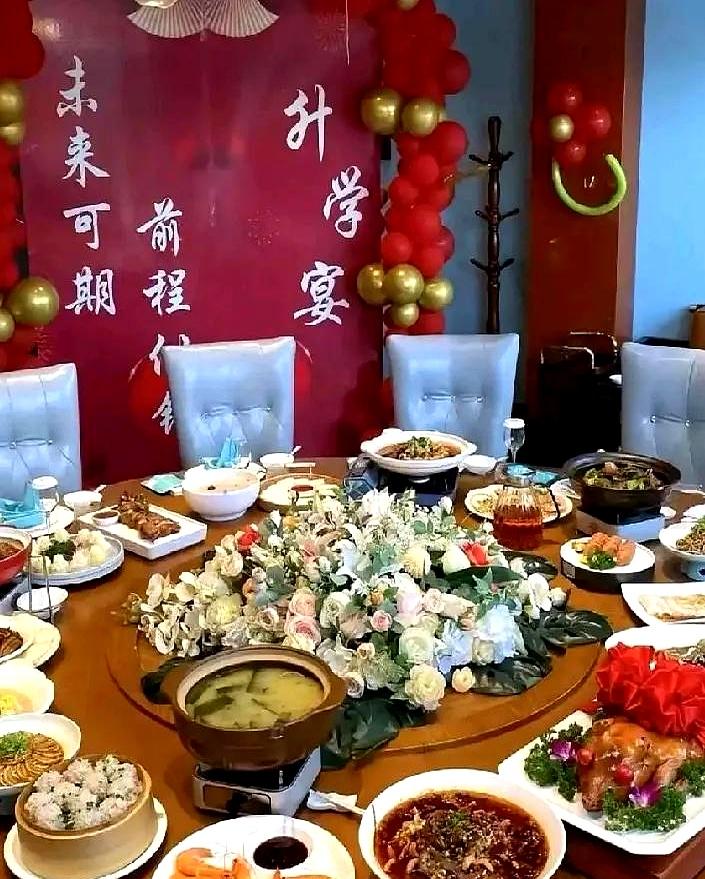 中午拐进镇上那家酒店时，屏风一隔，像切开了两种人生。左边，刘老师给闺女办升学宴