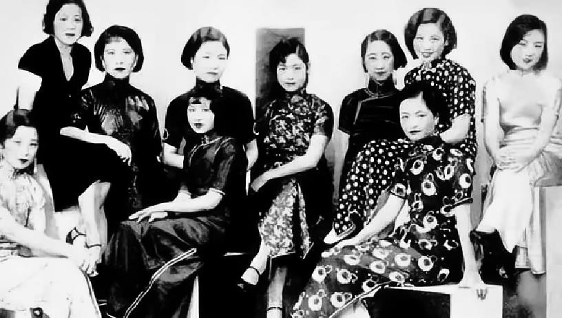 1920年，军阀张宗昌娶了14岁的朱宝霞当小老婆。洞房花烛夜，他喝得晕乎乎闯