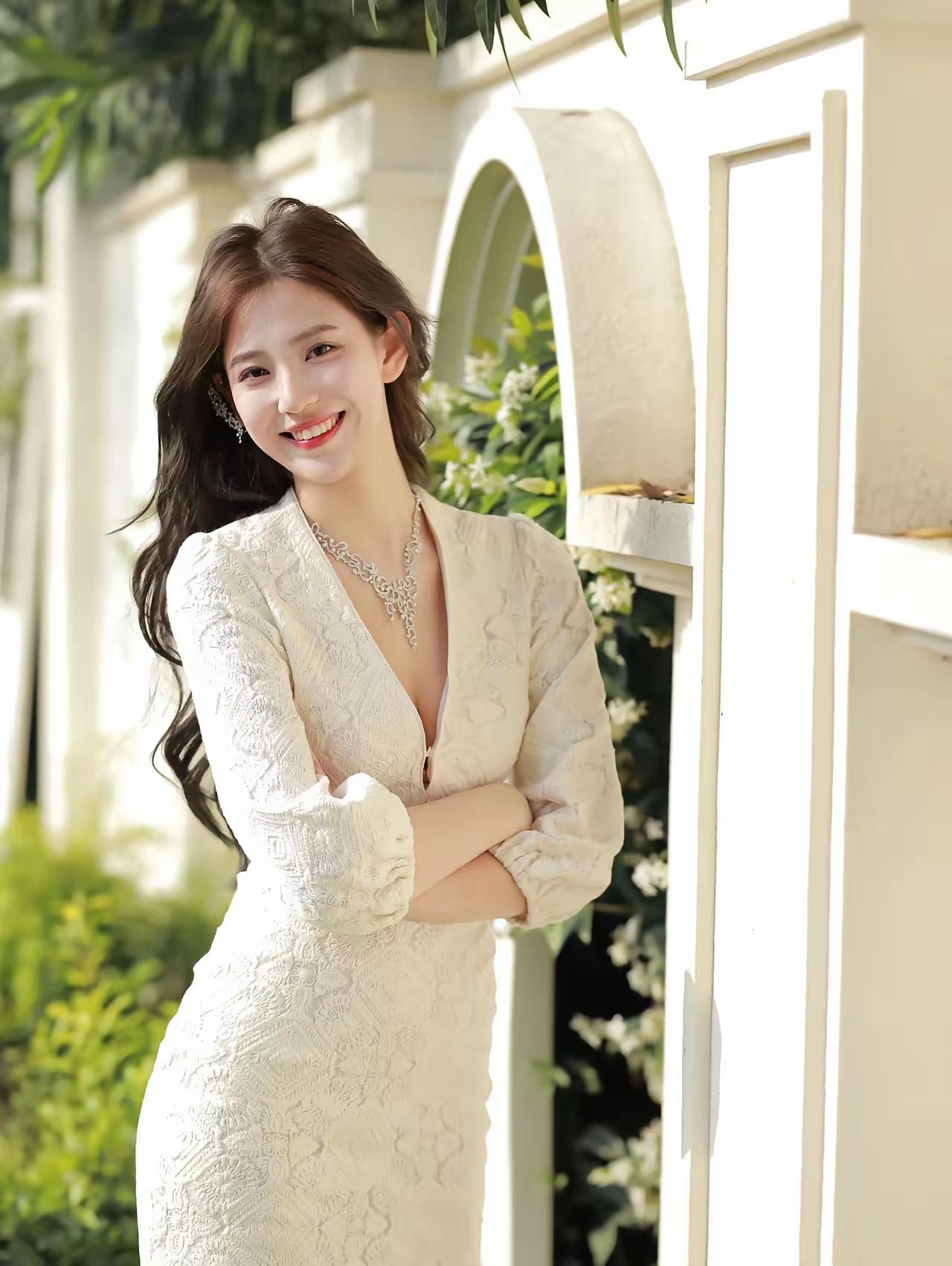 时光爬满画墙，往事淡然如霜，该忘就忘，该藏就藏。故人不曾心头过，余生旅途一山红。