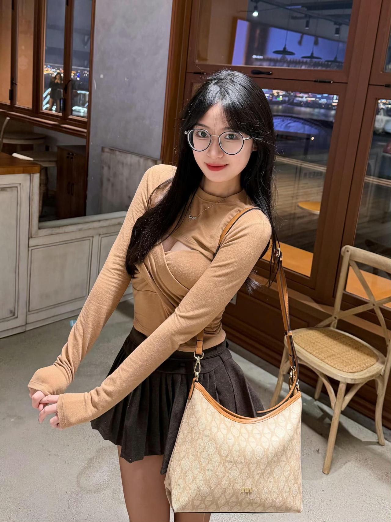 这是一套很有“轻熟氛围感”的穿搭，配色和单品都很协调：上衣是卡其色交叉设计的长
