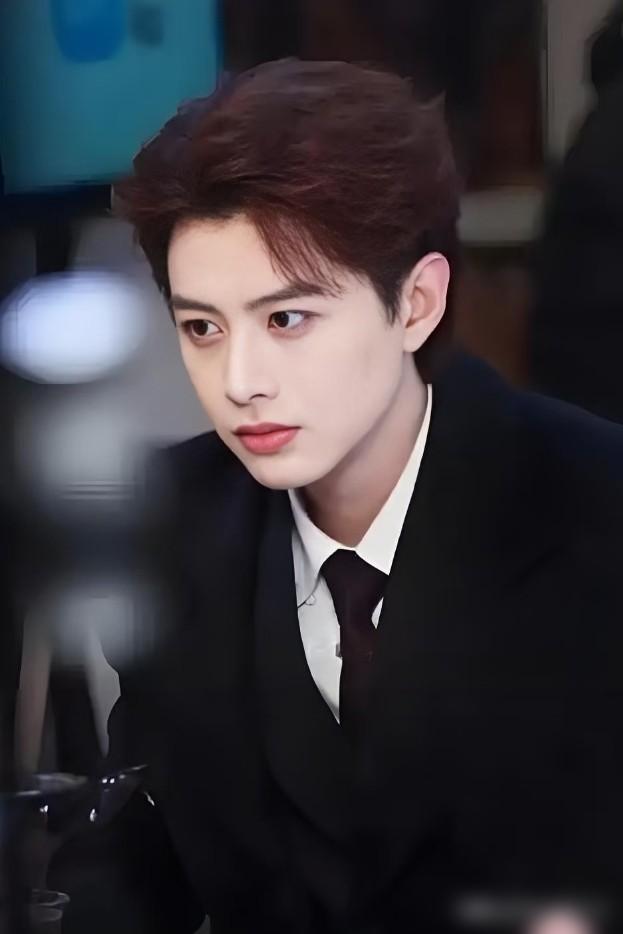 短剧霸总混进芭莎？他凭什么日薪5万，还敢叫板一线？何健麒消失月余，黑皮衣墨