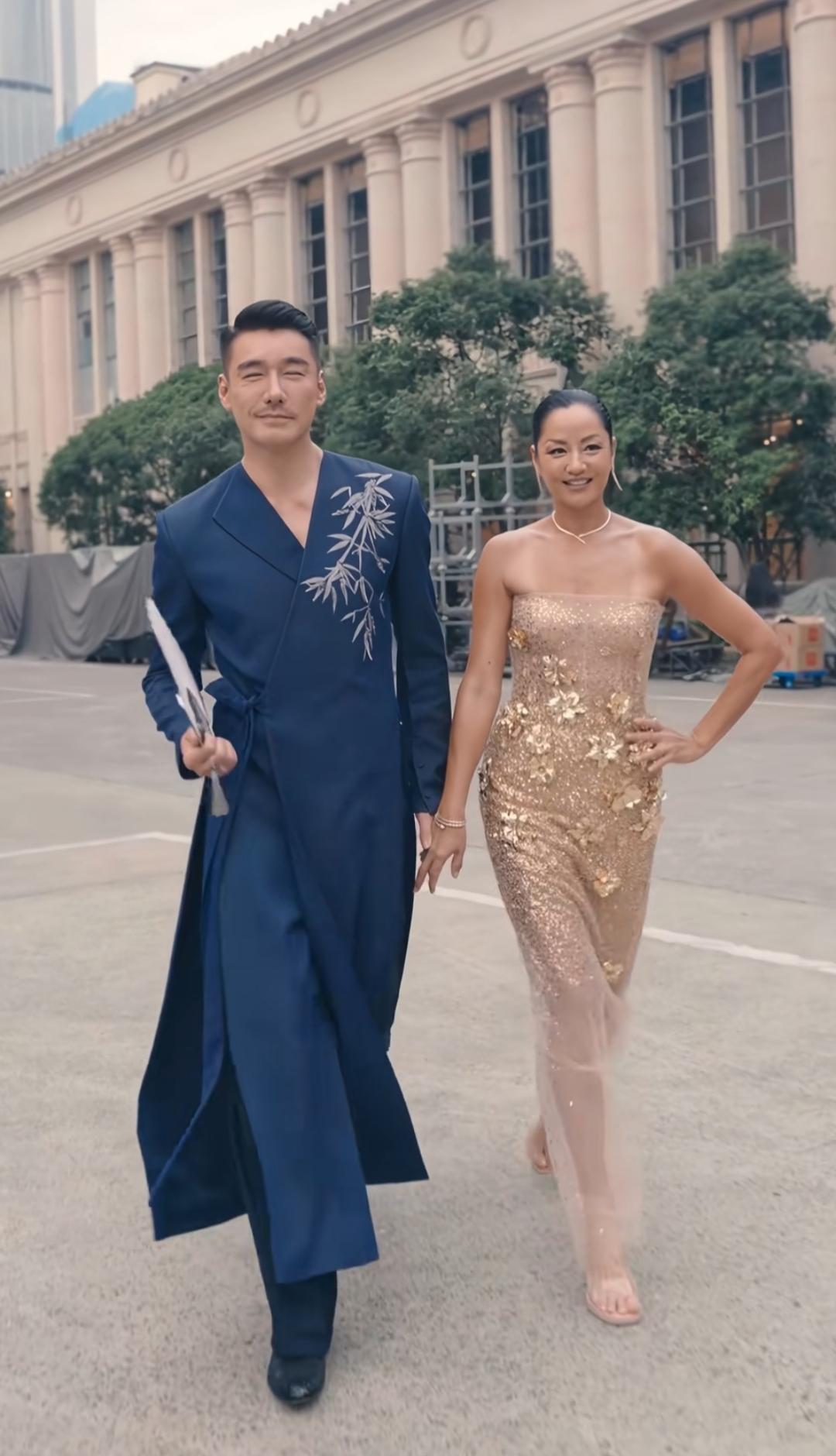 金衣玉带，携手同行。两位看着都很面熟，不知道叫什么名字了。这位男士的衣服很特别，
