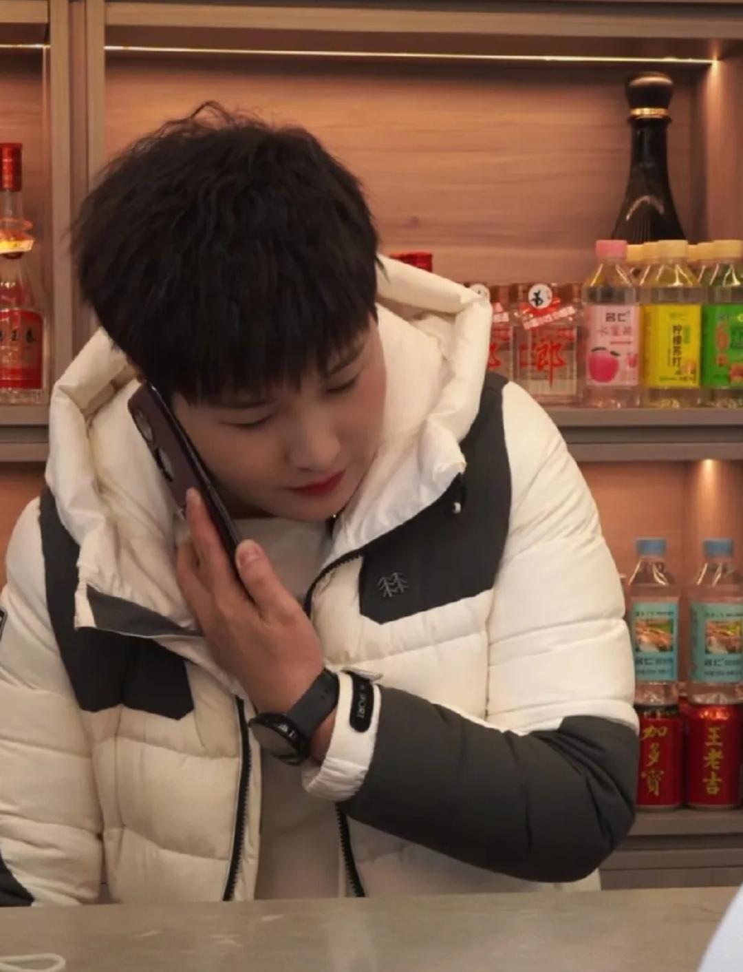 这样的老板娘请再来一沓!饭店的厨师，提着打包好的猪蹄要下班，结果却被老板娘拦