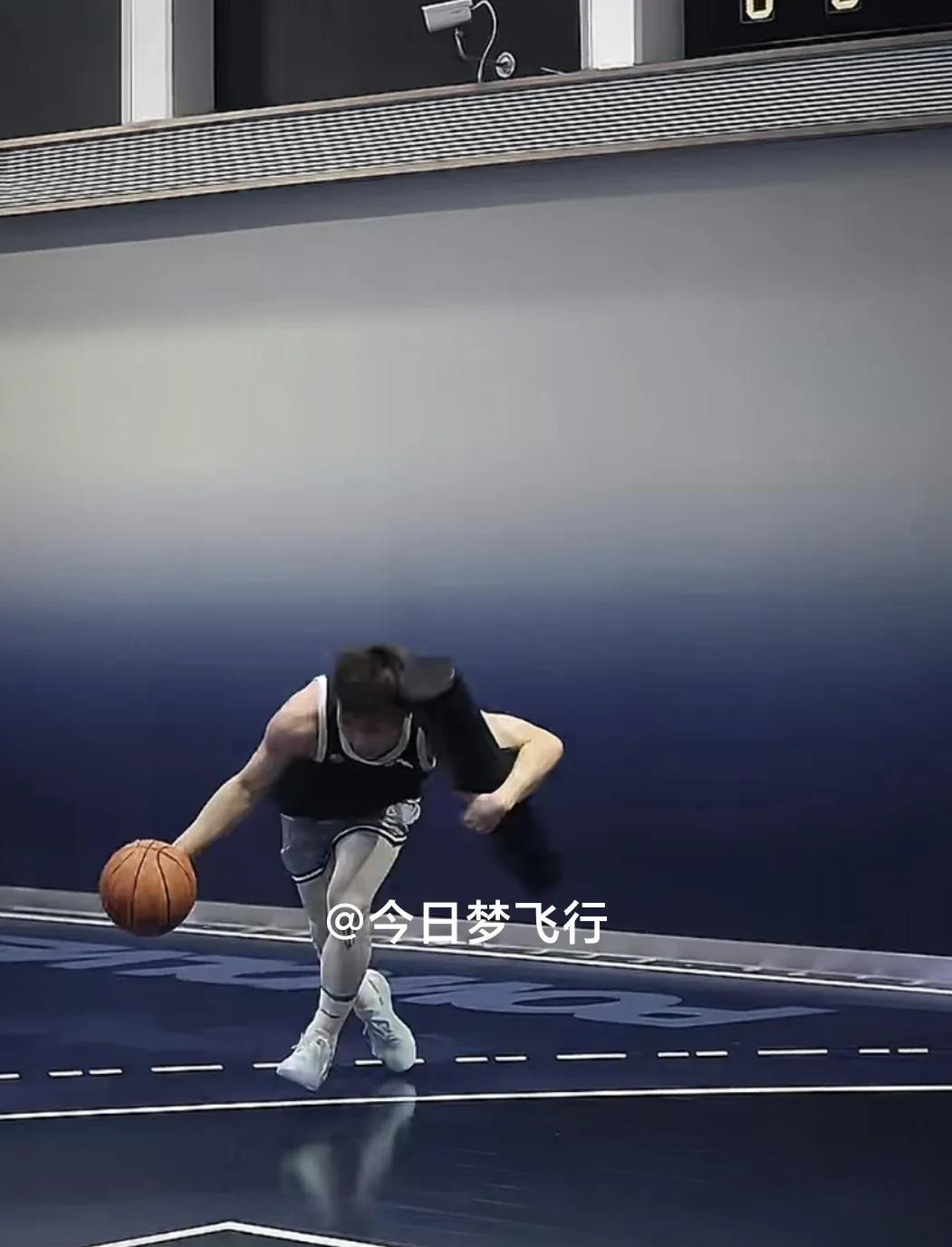 徐杰寄语高考学子：突破书山题海的防守，投进知识的关键球，旗开得胜！今日傍晚，广